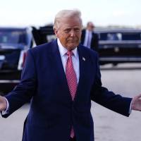 Donald Trump dio regalos en efectivo a tres funcionarias, pese a que habría prohibiciones de la ley federal sobre este tipo de pagos. Foto: Nathan Howard/Getty Images