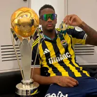 El atacante antioqueño Jhon Jáder Durán posa junto al trofeo de la Supercopa de Turquía. Fue titular en el partido. Jugó 69 minutos. Foto: tomada del Instagram de @jaderduran9