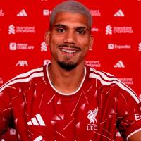 El defensor uruguayo, Ronald Araujo, ya posa con la camiseta del Liverpool. FOTO: X LFC