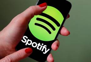 Spotify recibió dos demandas en noviembre de 2025: una por presunto fraude y otra por presunto soborno. FOTO: Getty