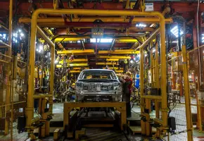 La industria manufacturera colombiana registró un crecimiento de 2% en su producción durante abril de 2026, impulsada por el desempeño de departamentos como Cundinamarca, Valle del Cauca y Antioquia, aunque el empleo continuó en terreno negativo. FOTO Camilo Suárez