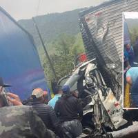 Adelante, el conductor del camión, atrapado. Atrás, como quedaron los vehículos tras el choque. FOTO: imagen tomada de redes