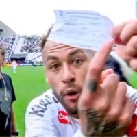 Neymar muestra con indignación un papel manuscrito al cuerpo arbitral para demostrar que el técnico Cuca había solicitado la salida de Gonzalo Escobar y no la suya. Al final, el cambio no pudo revertirse. FOTO CAPTURA VIDEO