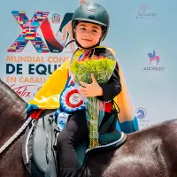Fátima con su galardón de campeona. FOTO @hibanmarinagencia