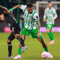 Imagen de uno de los últimos encuentros entre Nacional y Once Caldas, en la que aparece Edwin Cardona. FOTO MANUEL SALDARRIAGA