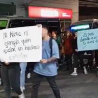 Habitantes de Rionegro realizaron protestas con carteles tras la muerte del perro “Tigre” durante un procedimiento policial. Foto: captura de video