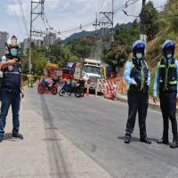Agentes de tránsito y personal de bomberos debieron cerrar la vía de la zona. FOTO: imagen tomada de redes 