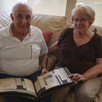 Los hermanos Arturo y Gisela Vayda Shulman sostienen el libro de recortes donde está documentada la historia de lo ocurrido. FOTO Manuel Saldarriaga. 