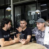 Israel Ramírez junto a su padre y su intérprete. FOTOS Camilo suárez