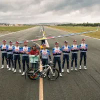 Nueve ciclistas rodaron a una velocidad de 54 km/h para impulsar una avioneta. Foto: @RBH_ProCycling