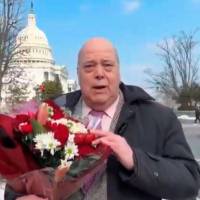 El embajador Daniel García-Peña entregando flores en las calles de Washington. FOTO: Captura de video 