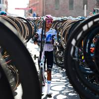 El ciclista colombiano recorriendo el pasillo que le hicieron los ciclistas del Giro de Emilia, en la que fue su última competencia como profesional. FOTO: GETTY