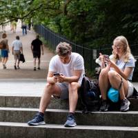 La idea de este grupo es que dejemos el celular al salir a la calle y se puedan disfrutar de otras cosas, no estar siempre pegados a la pantalla. FOTO Getty
