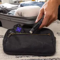 El Roku Streaming Stick Plus 2025, un dispositivo del tamaño de una memoria USB que se conecta directamente al puerto HDMI del televisor. FOTO cortesía