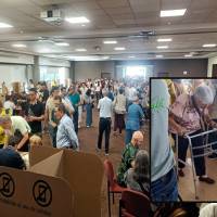 Adelante, una de las votantes que tuvo que llegar hasta el piso 11° para poder votar. Atrás, mesas de votación del centro comercial Sandiego. FOTO: Cristian Álvarez.