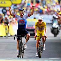 Remco Evenepoel y Tadej Pogacar (amarillo) tendrán este martes otro duelo en el Tour de Francia, esta vez en la contrarreloj individual. El favoritismo es para Remco, especialista en este tipo de pruebas. FOTO: GETTY 