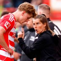 Marie-Louise Eta, quien nació en 1991 en Alemania, es una mujer del fútbol. Jugaba como centrocampista, pasó por clubes como el SV Werder Bremen y otros equipos del fútbol femenino de su país, donde ahora dirige al Union Berlín. FOTO Getty