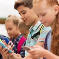 Esta nueva iniciativa legislativa respaldada por el presidente Emmanuel Macron intentará restringir la accesibilidad de jóvenes menores de 15 años a diversas plataformas. FOTO: Getty