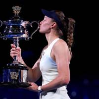 Elena Rybakina besando el trofeo que la acredita como campeona del Abierto de Australia, tras vencer a la favorita Aryna Sabalenka y confirmarse nuevamente en la élite del tenis mundial. FOTO GETTY 