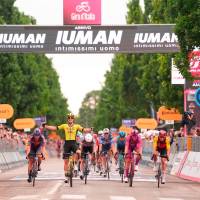 La imagen de la llegada y el festejo de Olav Kooij tras imponerse en la etapa 12 del Giro. FOTO @giroditalia