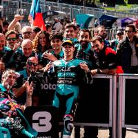 David Alonso celebra con su equipo el tercer lugar alcanzado en el Gran Premio de Austria, en el que descontó posiciones para confirmar su lugar en el podio. FOTO CORTESÍA ASPAR TEAM 