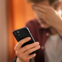 Según ESET, señales como el consumo excesivo de batería, acciones no solicitadas en el teléfono y picos inusuales de datos pueden indicar que un dispositivo móvil fue comprometido por ciberdelincuentes. FOTO: Freepick