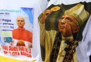 En el centro comercial Gamarra de Perú ya se venden por montones las camisetas del papa. FOTO GETTY. 