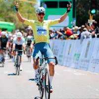 Wilmar Paredes cruzó la meta en Neiva con los brazos en alto y celebró su tercera victoria consecutiva en la Vuelta a Colombia-2026. FOTO CORTESÍA FEDECICLISMO