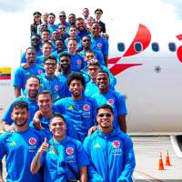 Los futbolistas de la Selección Colombia posan antes de ingresar al avión de Avianca que los llevará a San Diego, California. Foto: tomada del x de @FCFSeleccionColombia