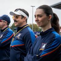 Brendan Hunt, Jason Sudeikis y Tanya Reynolds en la nueva temporada de Ted Lasso. FOTO Cortesía Apple TV