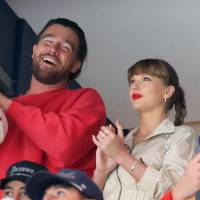  Travis Kelce y Taylor Swift, una de las parejas más comentadas entre el deporte y la música. Foto: Getty Images via AFP. 