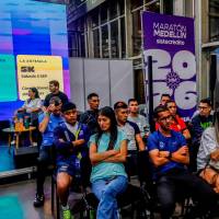 Los atletas élite que estarán en la Maratón Medellín recibieron sus kits para la competencia de este domingo. FOTO CAMILO SUÁREZ 