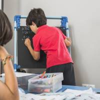 Un niño autista requiere de un aprendizaje multisectorial que integre videos, mapas mentales, imágenes y gráficos. Así procesarán mejor y más rápido la información. FOTO Magnific.