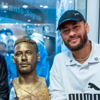 El futbolista brasileño Neymar posó con su padre junto al busto que le hicieron en el museo del Santos de Brasil. Foto: tomada del Instagram de @neymarjr