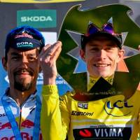 Así quedó conformado el podio de la París-Niza 2026: Jonas Vingegaard, en el centro; Daniel Felipe Martínez, a su izquierda, y Georg Steinhauser, a la derecha. FOTO Team Visma/Lease a Bike