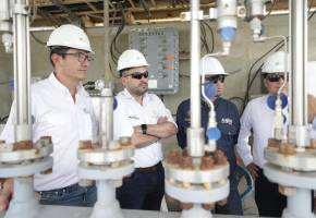 El pasado 3 de julio, el Ministerio y TGI, filial del Grupo Energía Bogotá, visitaron la zona donde podría estar la planta en La Guajira. FOTO: Cortesía.