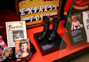 Un par de botas de vaquero se exhiben durante una presentación a la prensa del “Centro Bruce Springsteen para la Música Estadounidense” en el campus de la Universidad de Monmouth en West Long Branch, Nueva Jersey. Foto Afp