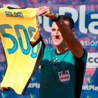 El árbitro antioqueño Wílmar Roldán recibió un homenaje en el estadio Atanasio Girardot, por el registro de 500 partidos en la liga profesional. FOTO MANUEL SALDARRIAGA