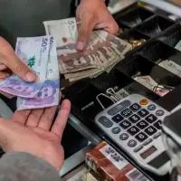 Persona recibiendo dinero extra, tras haber trabajado los días festivos de Semana Santa. FOTO: COLPRENSA