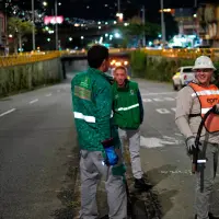 Las labores se desarrollan por personal de la Secretaría del Medio Ambiente, Emvarias y EPM, con apoyo de la Policía. FOTO: CORTESÍA ALCALDÍA