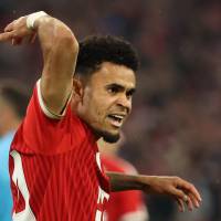 Luis Díaz reaccionó con evidente molestia contra el árbitro Joao Pinheiro tras una jugada polémica en la semifinal de Champions League entre Bayern Múnich y PSG. FOTO: AFP.
