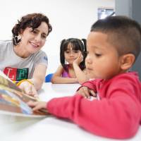 Sandra Zuluaga Sánchez en una lectura con niños programada por Ratón de Biblioteca. Foto: Cortesía