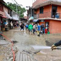 Diferentes organismos de emergencia llegaron al sector La Iguaná, en donde se concentran las mayores afectaciones. Foto: Manuel Saldarriaga