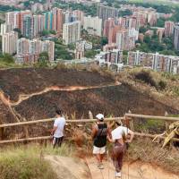 Quienes suben todos los días a hacer ejercicio o a buscar silencio encuentran un paisaje negro que ya no reconocen. Foto: Manuel Saldarriaga.