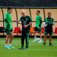 Juan Manuel Lillo hablando con un jugador mexicano. FOTO: X El Universal