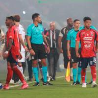 Los futbolistas del DIM salen de la cancha del Atanasio Girardot. Foto: Manuel Saldarriaga