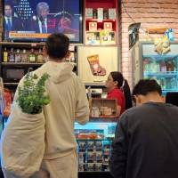 Miles de venezolanos que residen y trabajan en Medellín siguen a través de establecimientos comerciales la captura del dictador Nicolás Maduro. Foto: EL COLOMBIANO