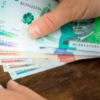 Persona realizando una operación matemática en su calculadora para determinar de cuánto será el pago de su liquidación. FOTO: Shutterstock