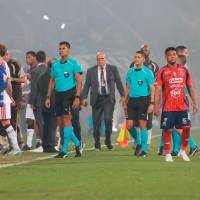 Imágenes del duelo entre DIM y Flamengo que no se pudo disputar por los disturbios que generaron los hinchas rojos. FOTOMANUEL SALDARRIAGA