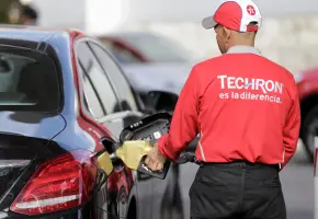 A través de X el presidente Gustavo Petro y el ministro de Minas, Edwin Palma, anunciaron la próxima rebaja de los precios de la gasolina. FOTO Julio Herrera